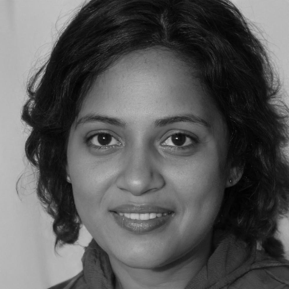 Professional headshot of Helena Ward, experienced financial trainer and business consultant